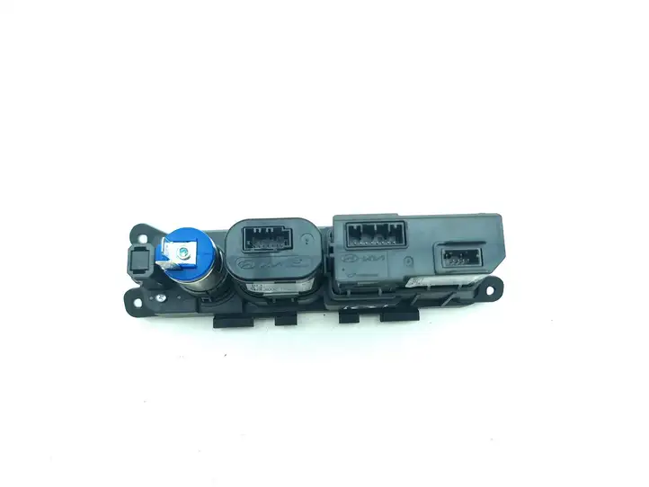 Hyundai Kona II 961A0BE100 USB разъем — фото 5