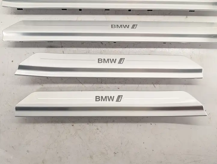 BMW 7 G70 5A1E015 Внутренняя обшивка порога (комплект) — фото 4