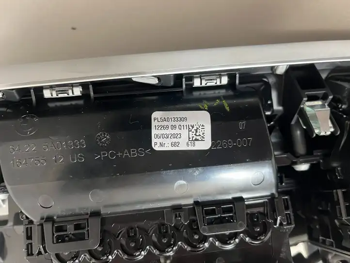 BMW X5 G05 (2018 - ) 9634828 Воздушная решетка панели — фото 5
