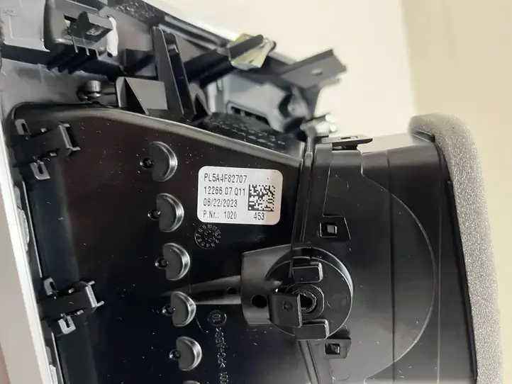 BMW X6 G06 (2019 - ) 5A01333 Воздушная решетка панели — фото 5