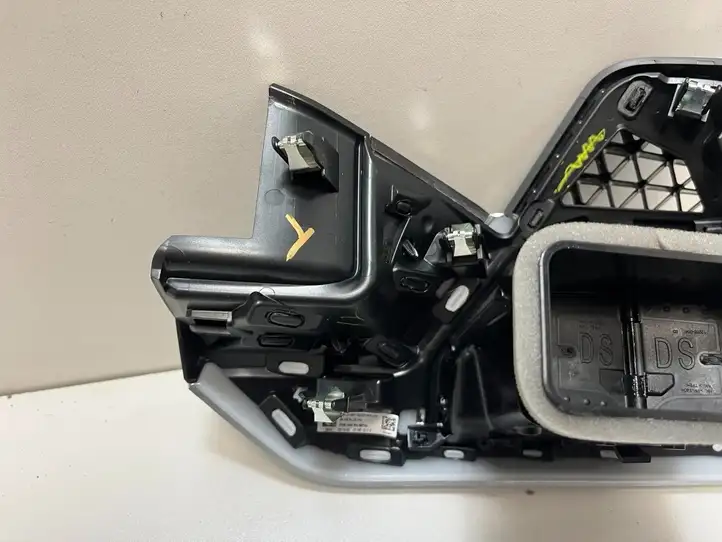 BMW X6 G06 (2019 - ) 5A4F823 Воздушная решетка панели — фото 4