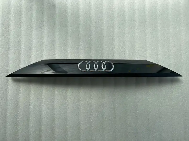 Audi Q8 (2018 - ) 4M8853236 Центральный задний фонарь (бленда) — фото 1