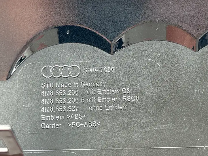 Audi Q8 (2018 - ) 4M8853236 Центральный задний фонарь (бленда) — фото 2