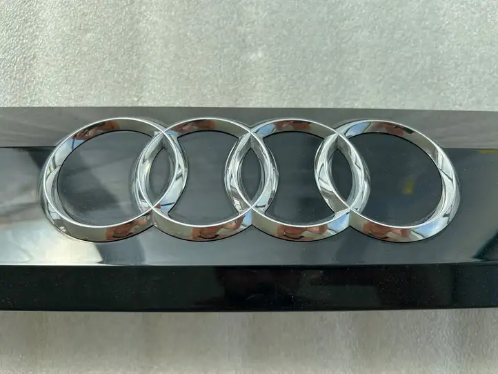 Audi Q8 (2018 - ) 4M8853236 Центральный задний фонарь (бленда) — фото 6