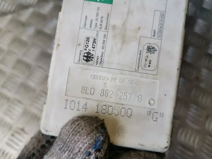 Audi A3/S3 8L (1996 - 2000) 8L0862257G Вакуумный насос центрального замка — фото 2