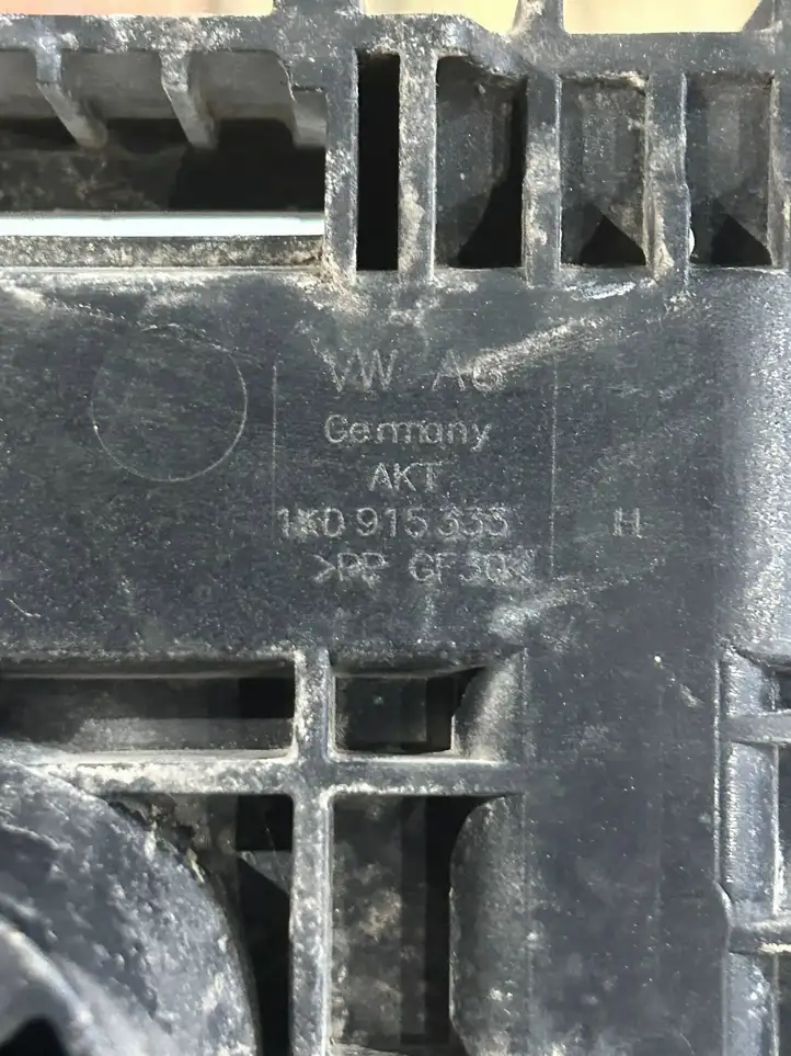 Volkswagen PASSAT B6 (2005 - 2010) 1K0915333 Ящик аккумулятора — фото 3