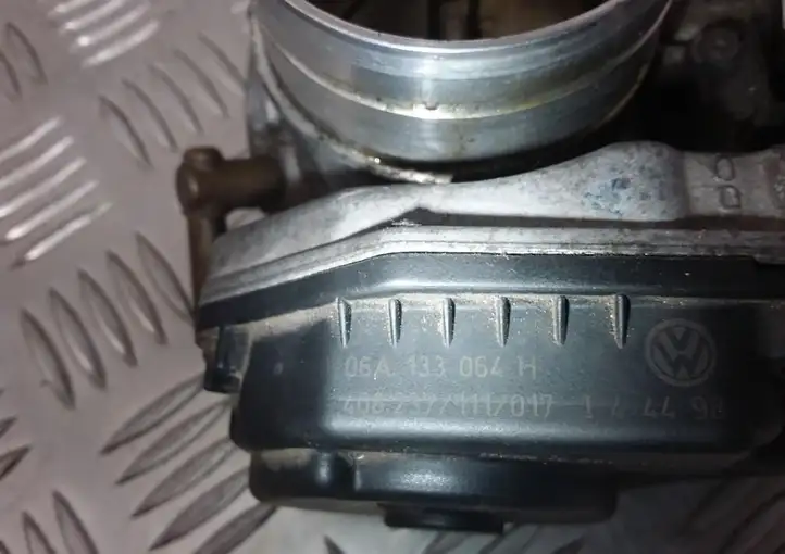 Volkswagen Bora (1998 - 2005) 06A133064H Дроссельная заслонка — фото 4