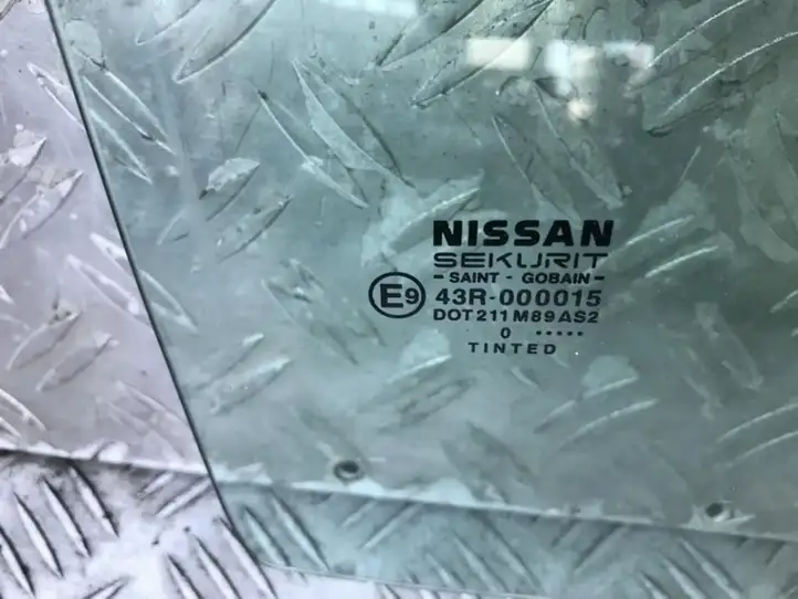 Nissan (2000 - 2006) Стекло задней двери — фото 2