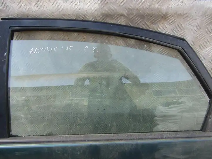 Toyota Avensis T220 (2000 - 2003) Стекло задней двери — фото 1