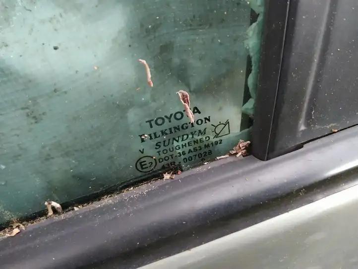 Toyota Avensis T220 (2000 - 2003) Стекло задней двери — фото 3