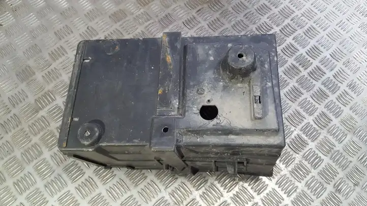 Ford Focus (2005 - 2008) M5110723BC Крышка ящика аккумулятора — фото 1