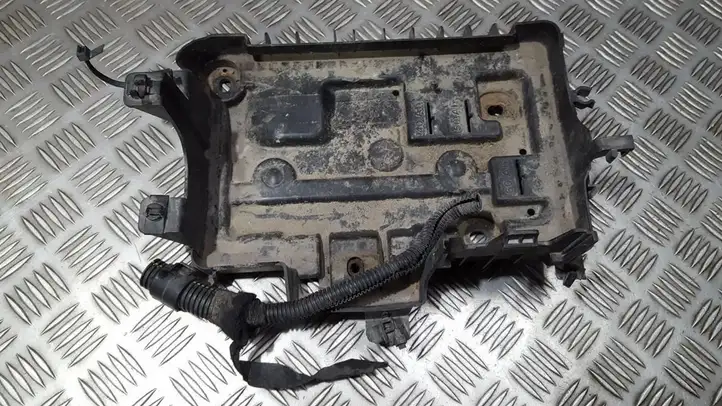 Opel Corsa D (2006 - 2010) 13235642 Крышка ящика аккумулятора — фото 1