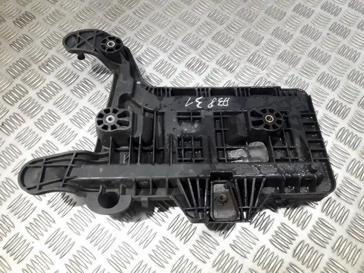 Volkswagen Golf Plus (2004 - 2008) 1K0915333C Крышка ящика аккумулятора — фото 2
