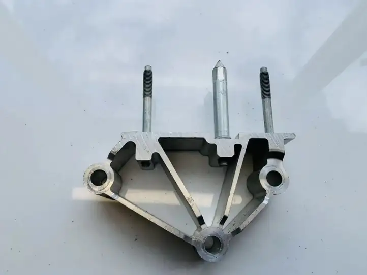 Volkswagen Jetta V (2005 - 2010)  1k1857821d Другая внешняя деталь