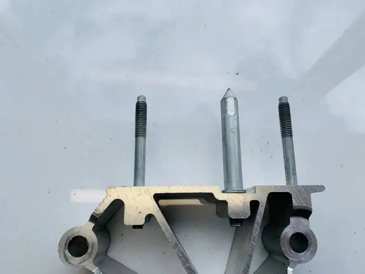 Volkswagen Jetta V (2005 - 2010)  1k1857821d Другая внешняя деталь