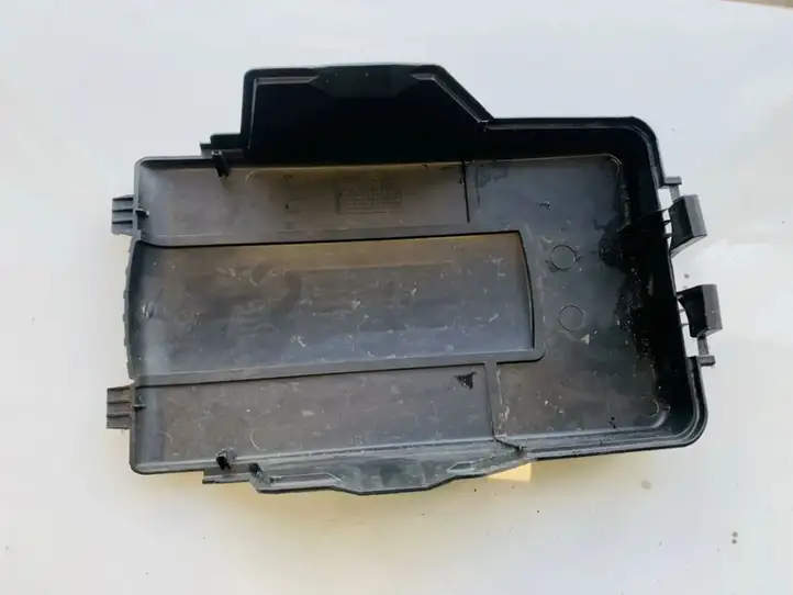 Volkswagen Jetta V (2005 - 2010) 1k0915443a Крышка ящика аккумулятора — фото 2