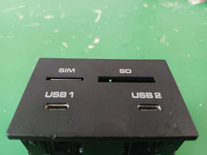 95B863239 Porsche Macan USB jungtis