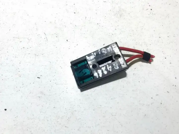 Audi A4 (2000 - 2006)  8a0937530 Предохранитель