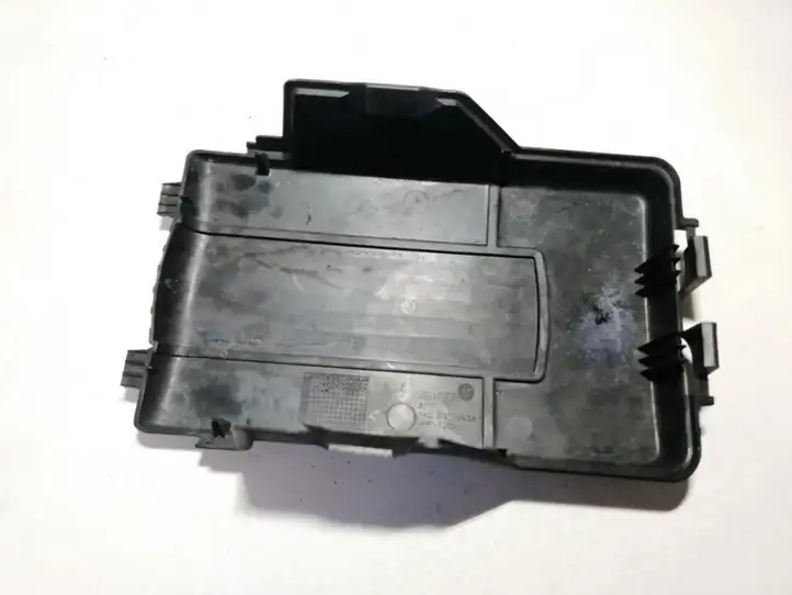 Volkswagen Golf V (2003 - 2009) 1k0915443a Крышка ящика аккумулятора — фото 2