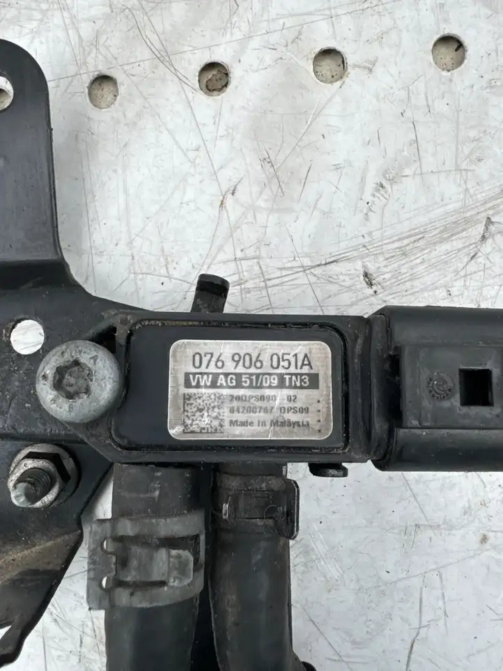 Volkswagen PASSAT B6 (2005 - 2010) 076906051A Датчик давления выхлопных газов — фото 3