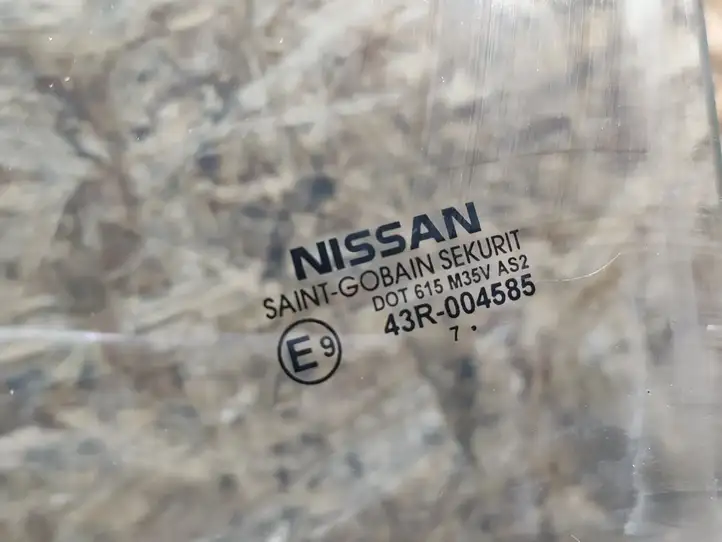 Nissan Tiida C11 (2004 - 2011) Стекло передней двери — фото 2