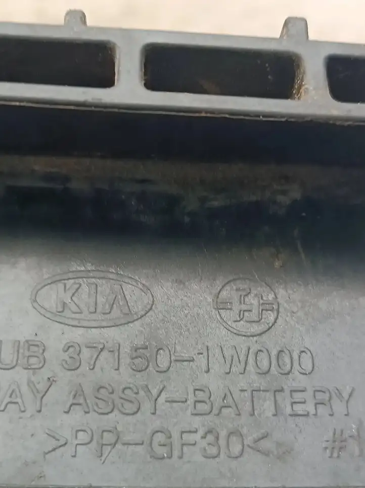 Kia Rio (2011 - 2015) 371501W000 Площадка аккумулятора — фото 3