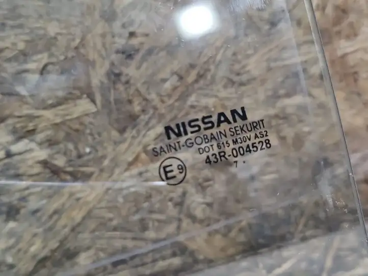Nissan Tiida C11 (2004 - 2011) Стекло задней двери — фото 2