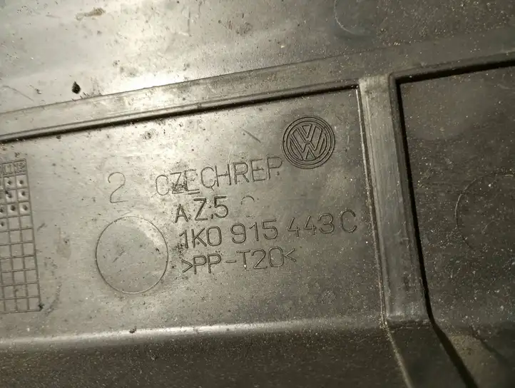 Volkswagen PASSAT B6 (2005 - 2010) 1K0915443C Крышка ящика аккумулятора — фото 3