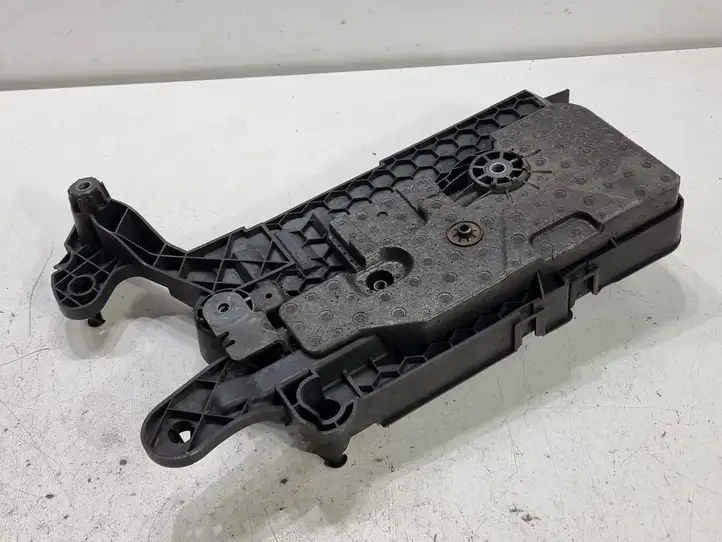 Volkswagen PASSAT B8 (2015 - ) 5Q0915321H Площадка аккумулятора — фото 6