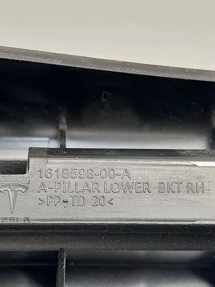 Tesla Model 3 (2017 - 2023) 161859800A Прочие детали салона — фото 6