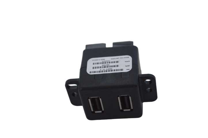 100481501B Tesla Model S USB jungtis