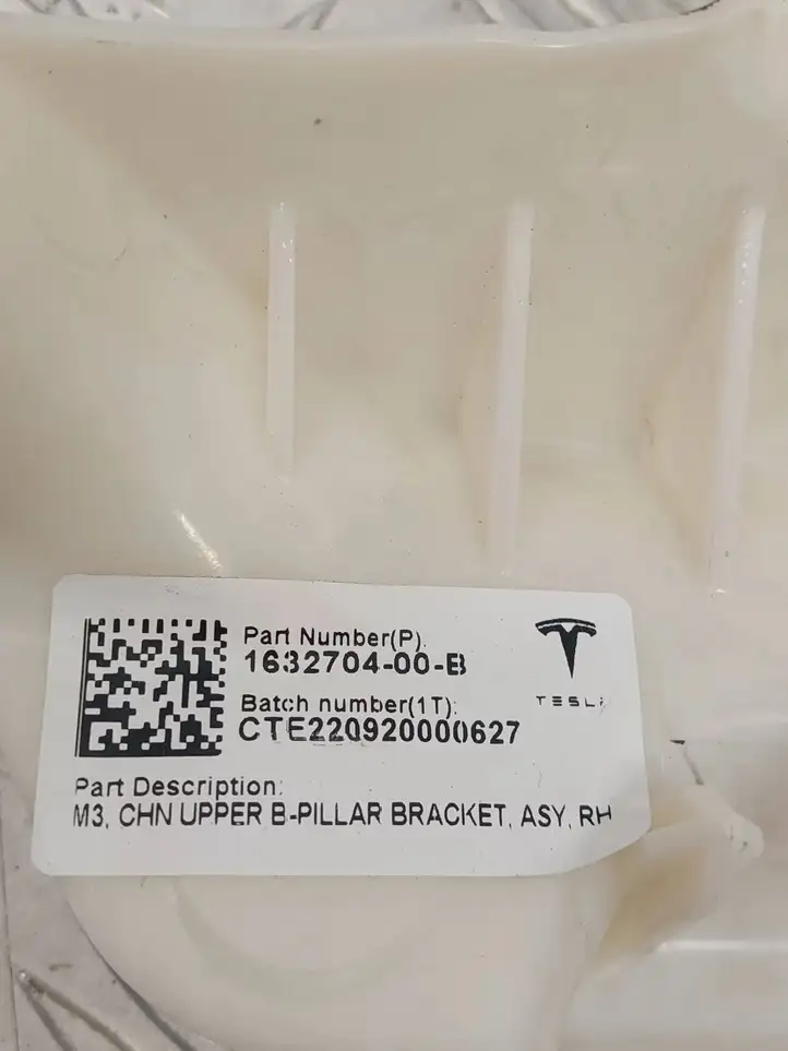 Tesla Model 3 (2017 - 2023) 163270400B Прочие детали салона — фото 4