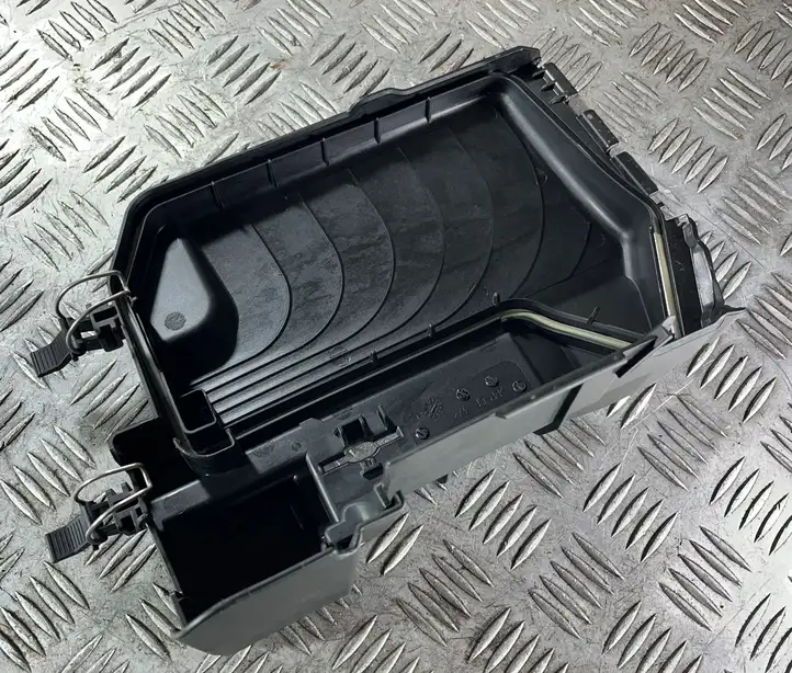 Mercedes-Benz GLA W156 (2017 - 2020) A2465400182 Крышка ящика аккумулятора — фото 2