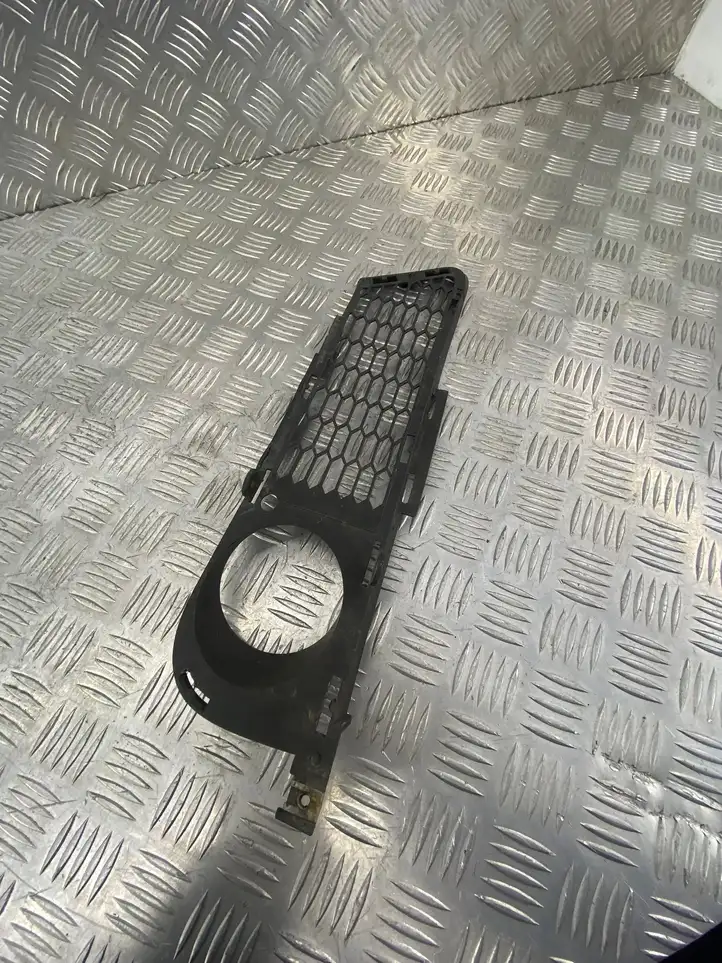 BMW 3 E90 E91 (2005 - 2012) 51117906495 Решетка противотуманной фары — фото 2