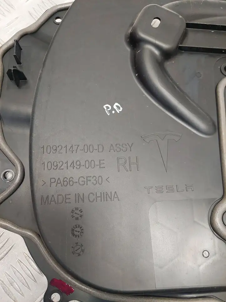 Tesla Model 3 (2017 - 2023) 109214900E Прочие детали салона — фото 6