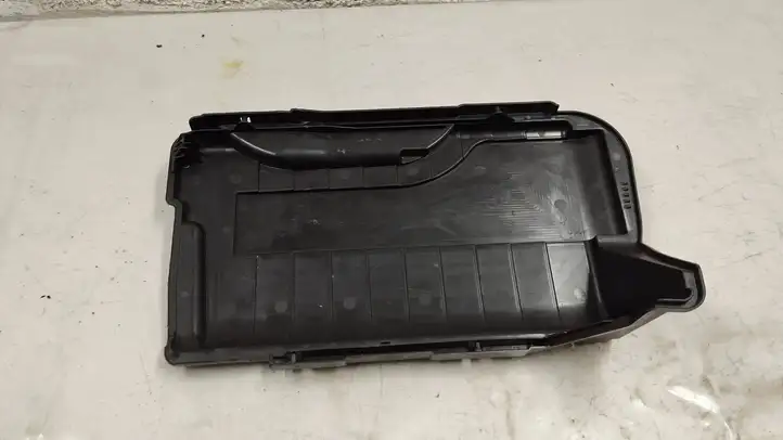Mercedes-Benz A W176 (2012 - 2018) A2465411005 Крышка ящика аккумулятора — фото 2