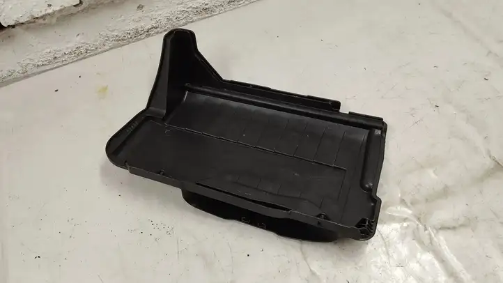 Mercedes-Benz A W176 (2012 - 2018) A2465411005 Крышка ящика аккумулятора — фото 4