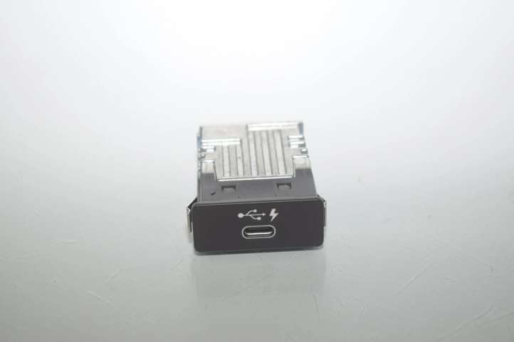 8711939 BMW 3 G20 G21 USB jungtis