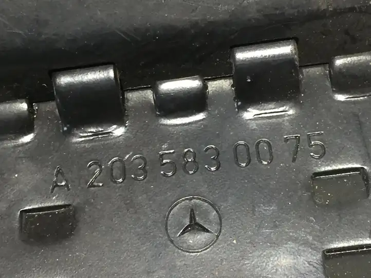 Mercedes-Benz C W203 (2000 - 2007) A2035830075 Прочие внешние детали — фото 2