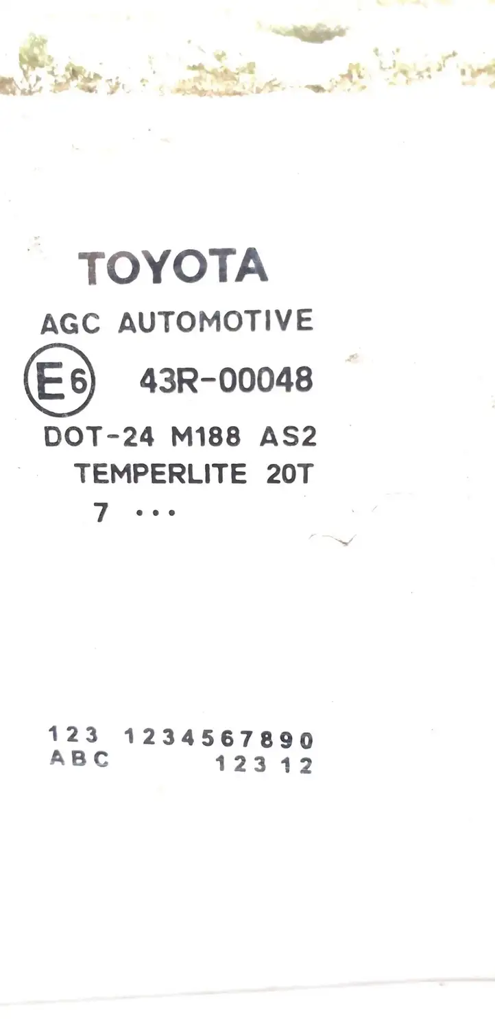 Toyota Yaris (2014 - 2019) 43R-00048 Открывающееся стекло крышки багажника — фото 2