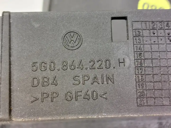 Volkswagen Golf VII (2013 - 2019) 5G0864220H Прочие детали салона — фото 5