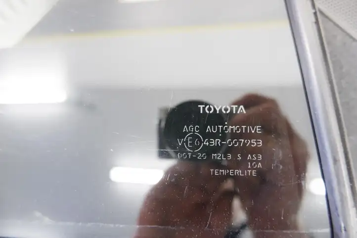 Toyota RAV 4 (XA40) (2012 - 2018) 6818942050 Форточка двери — фото 2