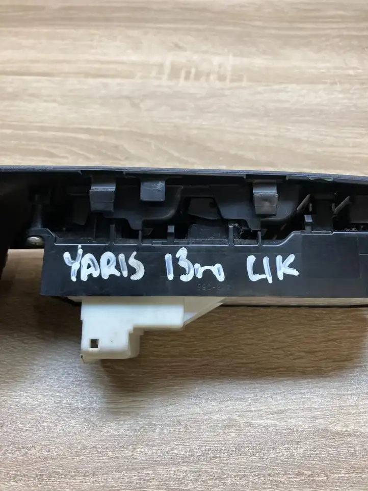 Toyota Yaris (2009 - 2012) 742310D310 Блок кнопок стеклоподъемников — фото 5