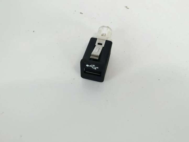 923765601 BMW 7 F01 F02 F03 F04 USB jungtis