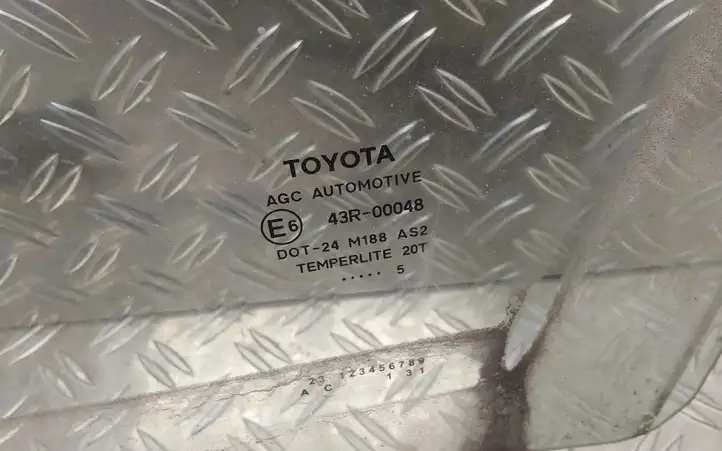 Toyota Yaris (2014 - 2019) Стекло задней двери — фото 2