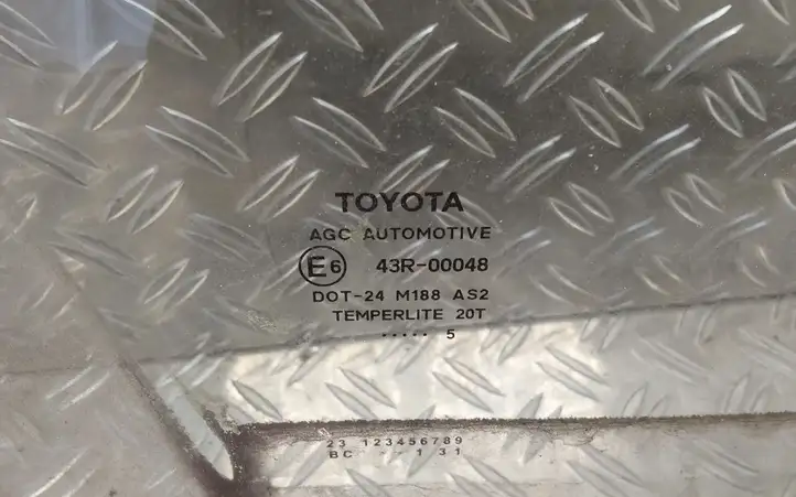 Toyota Yaris (2014 - 2019) Стекло задней двери — фото 2