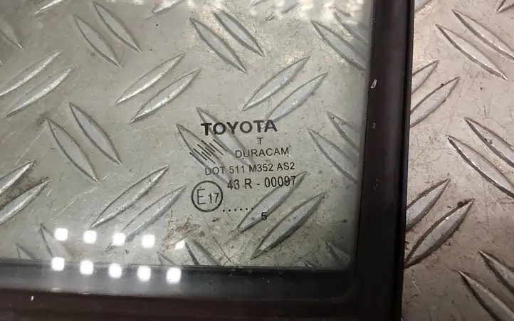 Toyota Yaris (2014 - 2019) Форточка двери — фото 2
