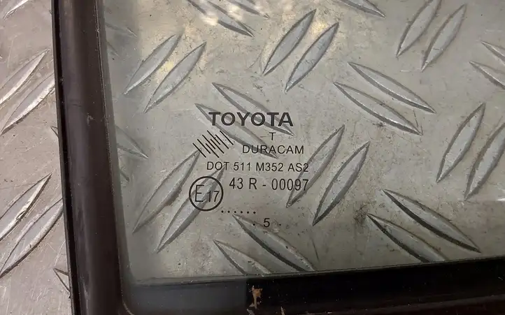 Toyota Yaris (2014 - 2019) Форточка двери — фото 2
