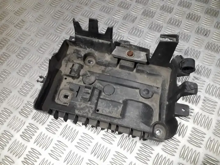 Opel Corsa D (2006 - 2010) 13235642 Крышка ящика аккумулятора — фото 1