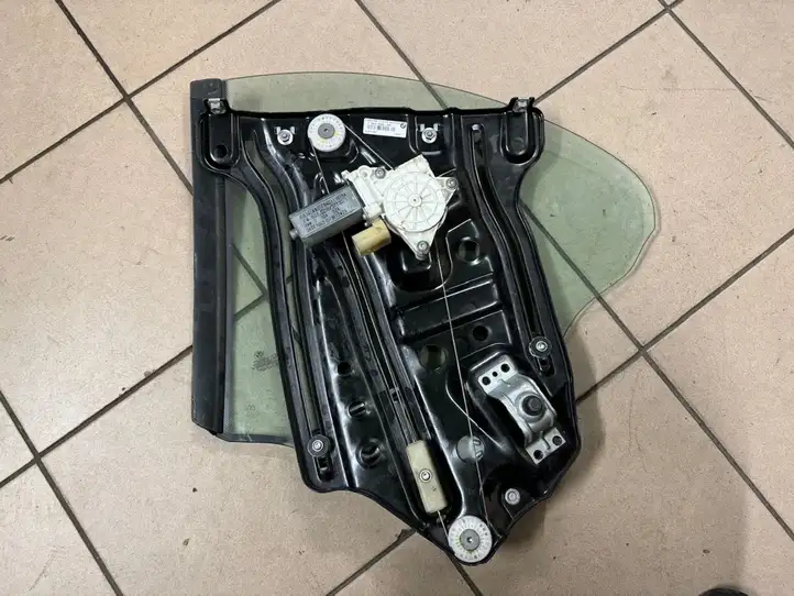 BMW 6 F12 F13 (2010 - 2018) 7303788 Заднее боковое стекло — фото 2